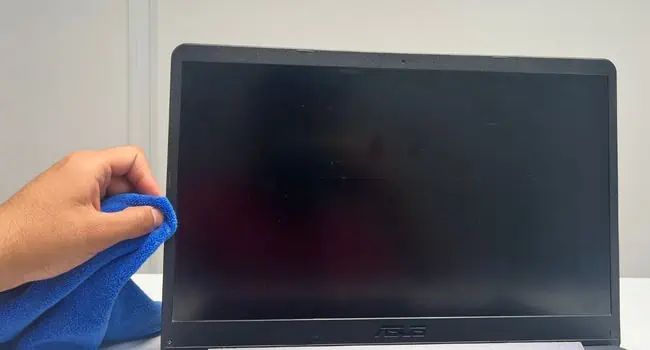 clean-laptop-bezel