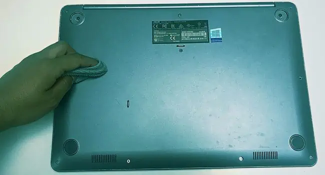 clean-laptop-bottom-casing-frontal-section