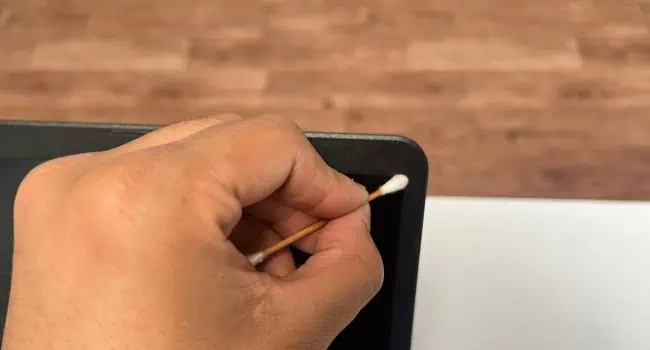 clean-laptop-corner-bezel
