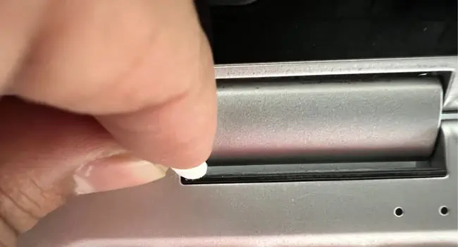 clean-laptop-hinge-using-qtip
