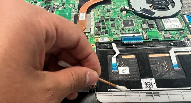 clean-laptop-internal-battery-compartment-edges
