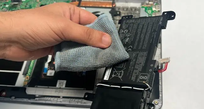 clean-laptop-internal-battery