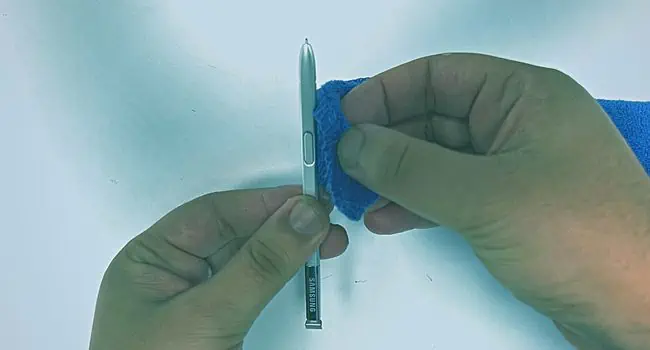 clean-laptop-pen