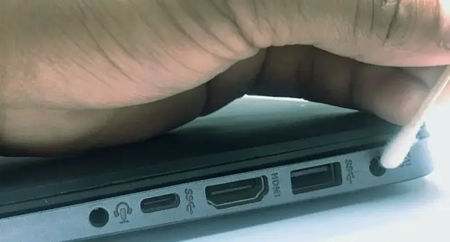 clean-laptop-port-using-qtip