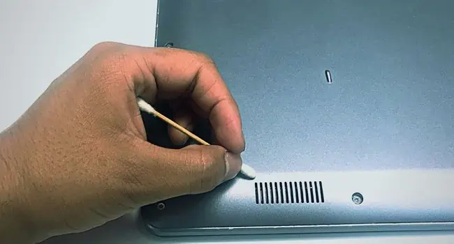 clean-laptop-vents-using-qtip