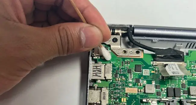 clean-motherboard-using-qtip
