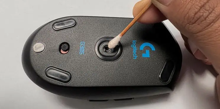 8 Ways to Fix Logitech Mouse Lagging 5 clean-mouse-logitech-mouse-lag