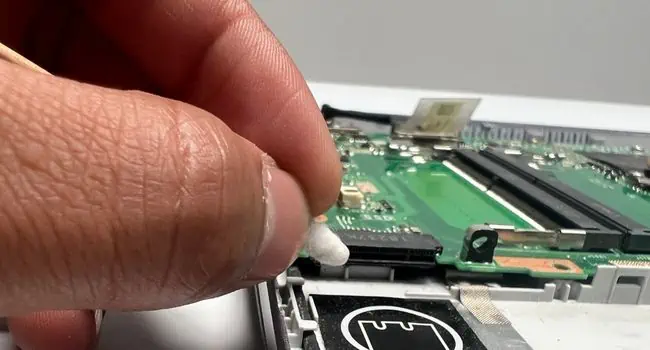clean-ssd-slot