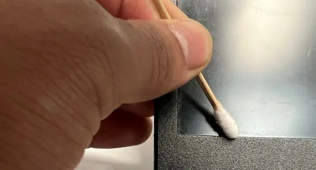 clean-the-inner-section-of-the-bezel
