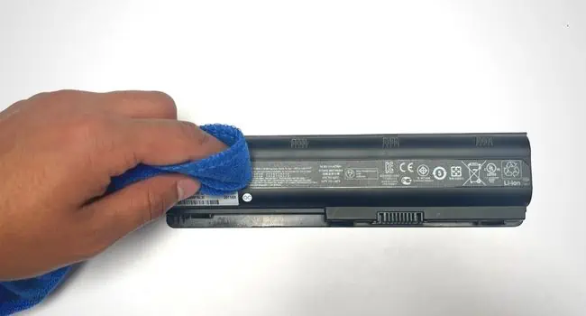 cleaning-laptop-external-battery