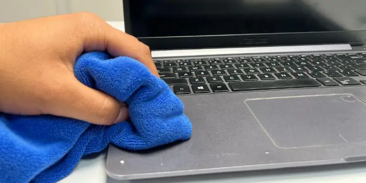 cleaning-laptop-palm-rest
