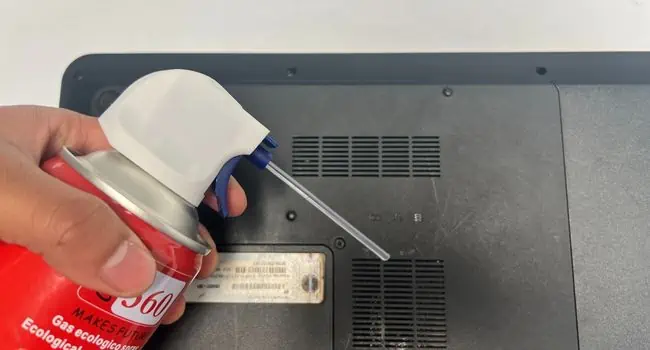 cleaning-laptop-vent