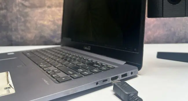 How to Use Monitor Without PC? Detailed Guide 3 connect-hdmi-to-laptop