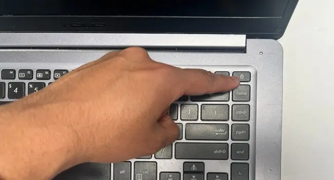 ASUS Laptop Won't Turn On? Try These 8 Fixes 2 discharge-capacitors-by-pressing-power-button