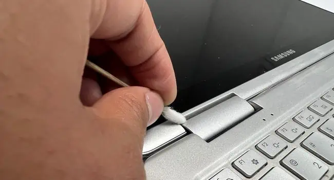 extend-laptop-to-clean-the-hinge