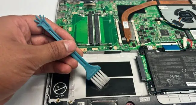 hdd-slot-brush-clean