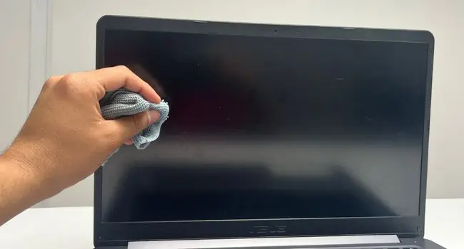 laptop-lcd-screen-cleaning