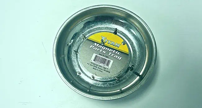 placing-scews-in-magnetic-tray