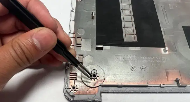 pluck-out-hair-using-tweezers-inner-section-of-bottom-casing