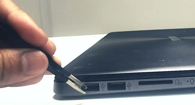 pluck-out-hair-using-tweezers-laptop-port