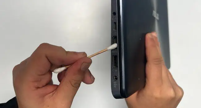 q-tip-cleaning-laptop-ports