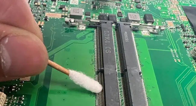 ram-slot-cleaning-using-qtip