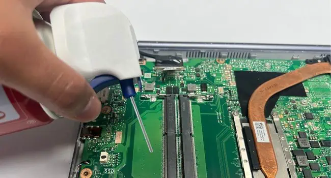 ram-slots-cleaning-compressed-air