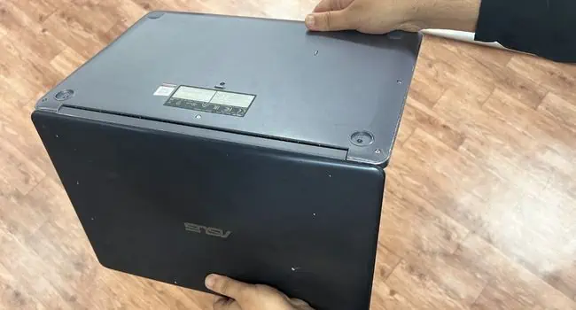 shake-laptop-to-remove-debris