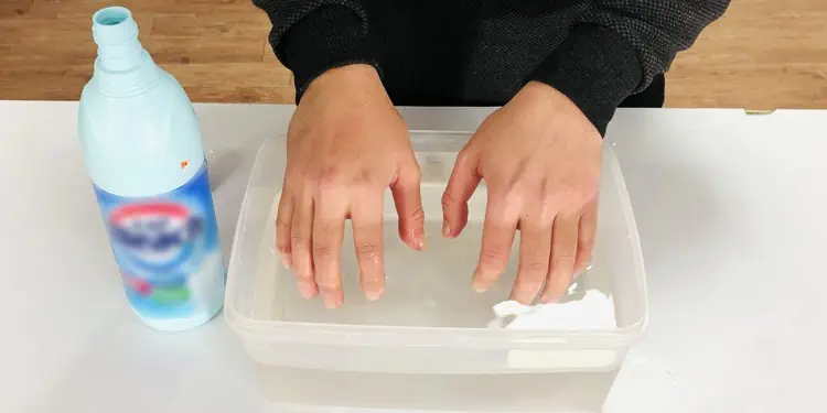 dipping-hands-in-bleach-water-1