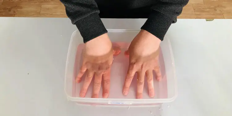 dipping-hands-in-lukewarm-water
