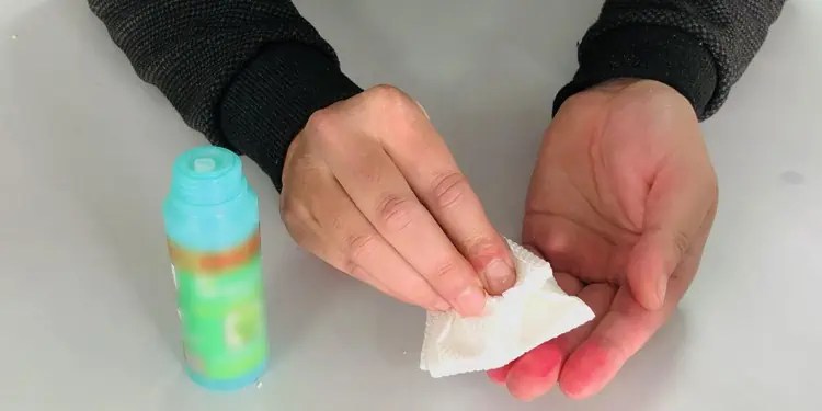 nail-polish-remover-cleaning-hands-1