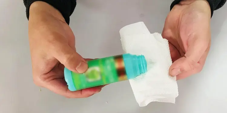 nail-polish-remover-soaking-paper-towel-1