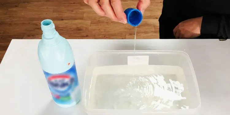 pouring-bleach-in-water-1