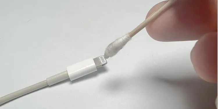 How to Clean Lightning Port Safely 4 clean-lightning-cable