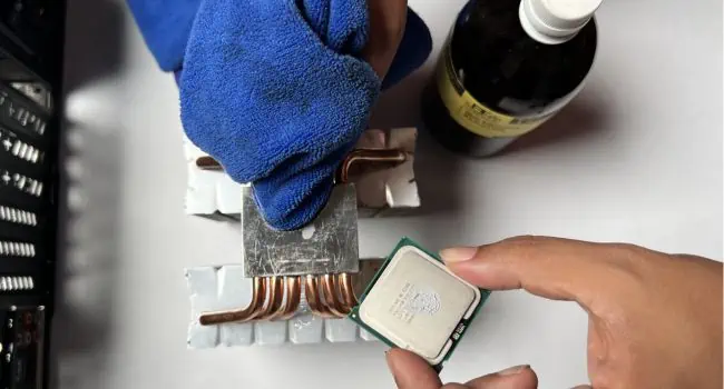 Fix: CPU Stuck to Cooler 5 cleaning-thermal-paste