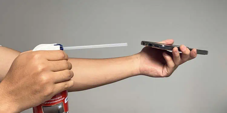 spraying-compressed-air-in-charging-port