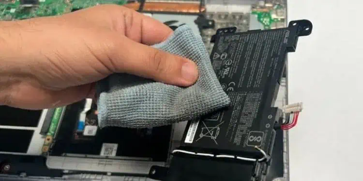 clean-internal-laptop-battery