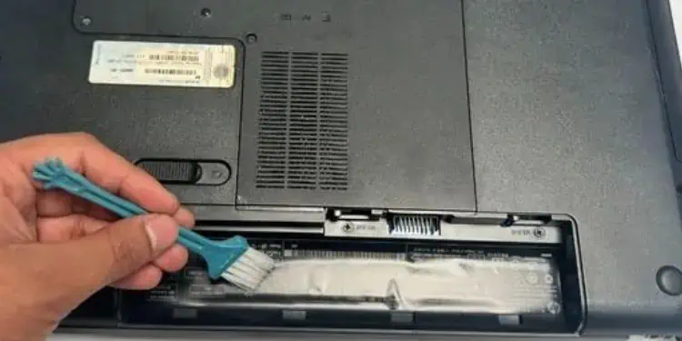 cleaning-laptop-battery-external-compartment