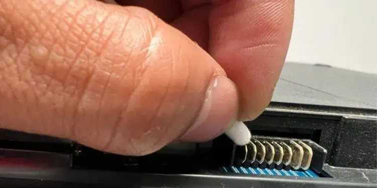 cleaning-laptop-battery-pins