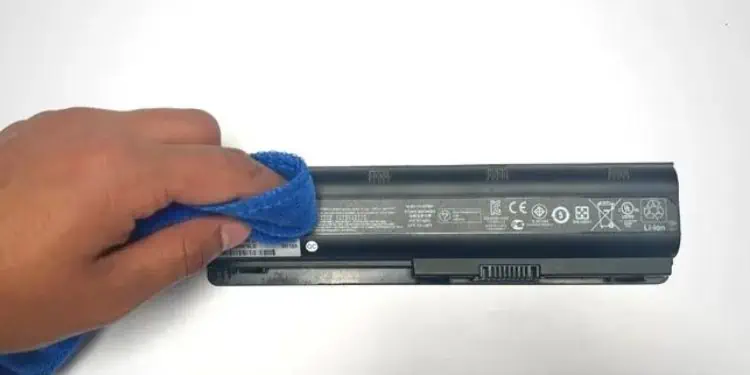 cleaning-laptop-external-battery