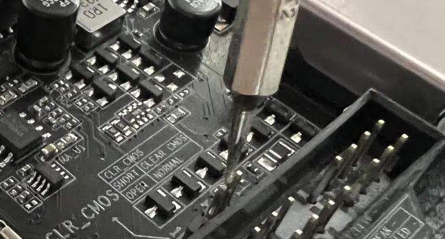 short-circuit-aorus-cmos-jumper-2-pins