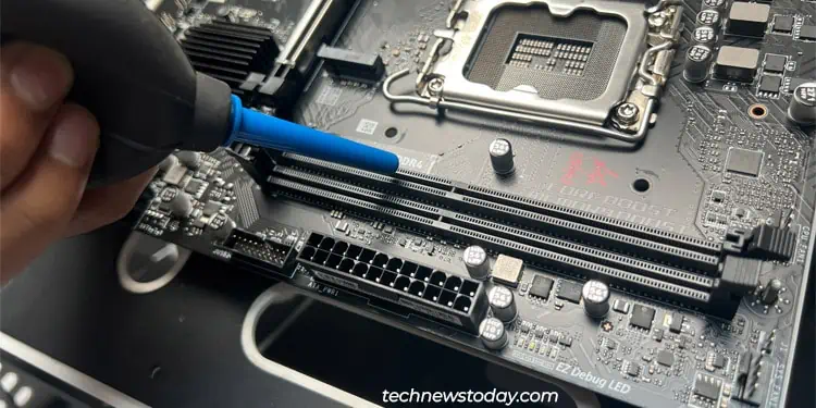 cleaning-ram-slot-with-air-blower