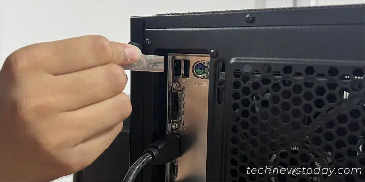 inserting-flash-drive-in-motherboard-io-port