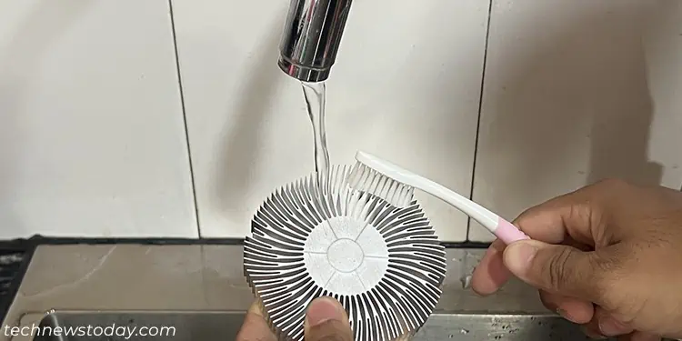 How to Clean CPU Cooler 14 wash-heatsink-water-brush
