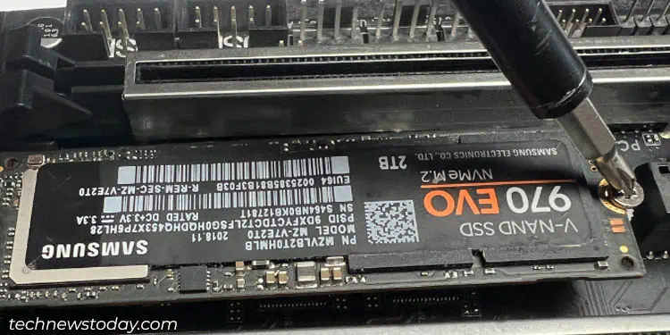 m2-drive-needs-to-be-secured-with-a-screw-in-the-m2-slot
