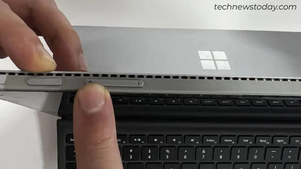 press-volume-up-and-power-button-in-surface-1024x576