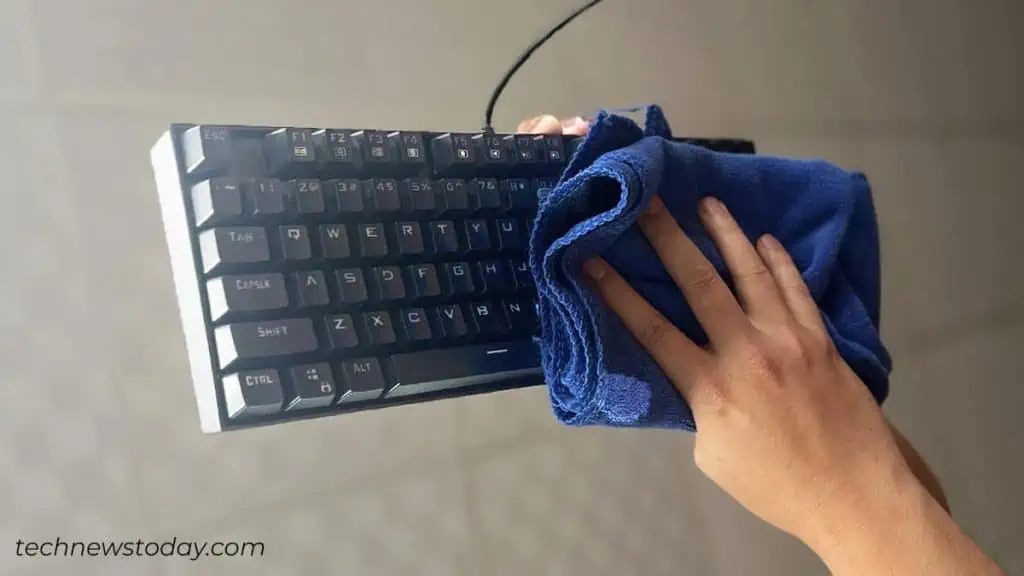 wipe-keyboard-with-lint-free-cloth-1024x576