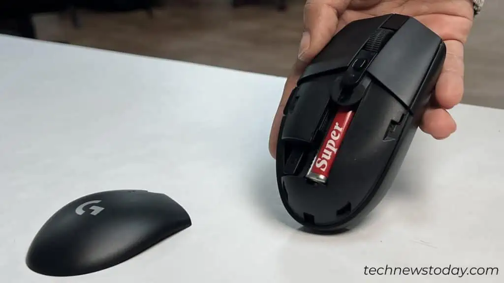 check-batteries-in-wireless-mouse-1024x576