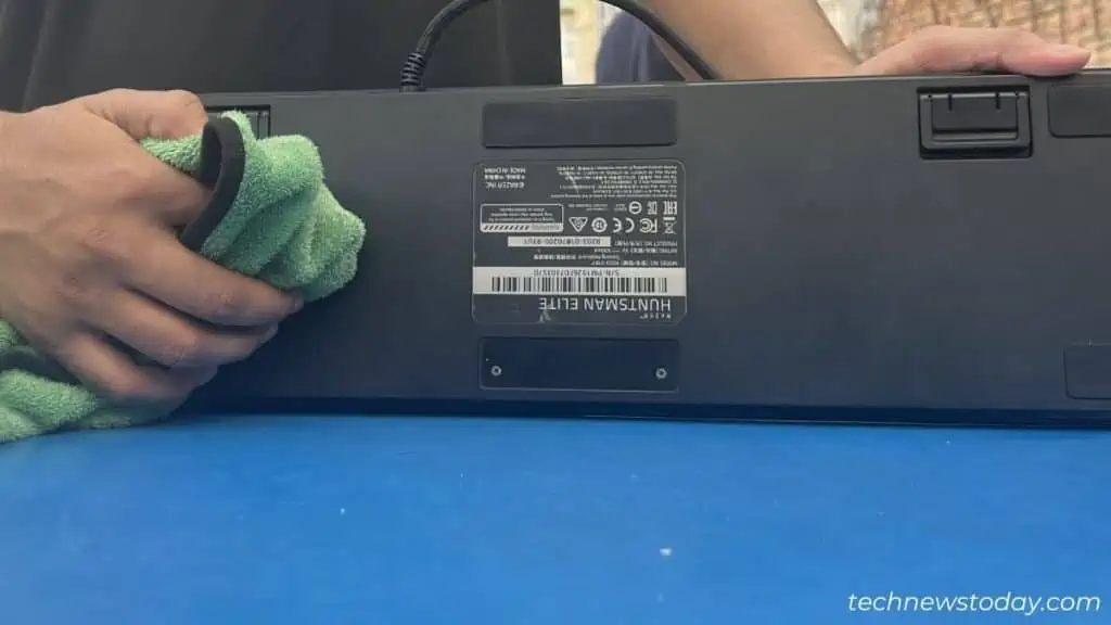 How to Clean Mechanical Keyboard in 7 Steps 16 clean-razer-keyboard-bottom-housing-1024x576