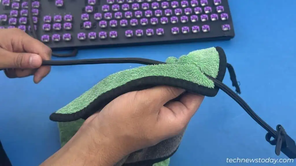 How to Clean Mechanical Keyboard in 7 Steps 19 clean-razer-keyboard-cable-1024x576
